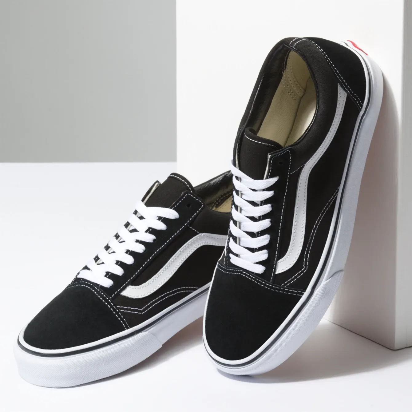 Vans Unisex Old Skool Shoes - Black / White